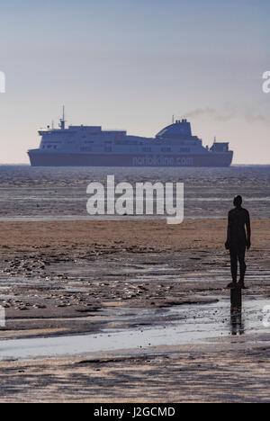 Ein weiterer Ort Antony Gormley Crosby Strand Statue Stockfoto