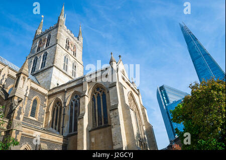 LONDON - 31. Oktober 2016: Die kultigen Spitze der Shard Wolkenkratzer Türme in modernen Kontrast über die traditionellen Southwark Cathedral. Stockfoto