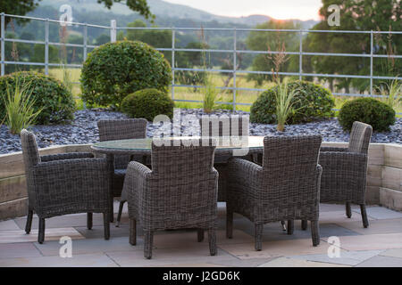 Schön, privat, modern gestalteten, Garten, Yorkshire, England, UK - Schanigarten (Patio-Möbel) durch erhöhte Grenze & topiary Sträuche. Stockfoto