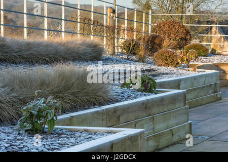 Winter, frostig, schönen, privaten Garten, mit stilvollem, zeitgenössischem Design, harte Landschaftsbau & Neuanpflanzungen auf Hochbeeten - Yorkshire, England, UK. Stockfoto