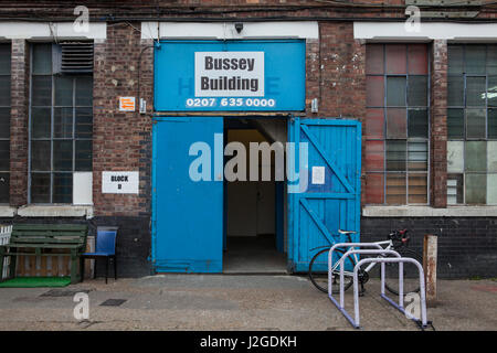 Die Bussey Gebäude in Peckham in der Nähe von Roggen Lane. Das Gebäude beherbergt Ateliers und ein Kino auf der Dachterrasse. Fotografien aus Roggen Lane in Peckham in Stockfoto