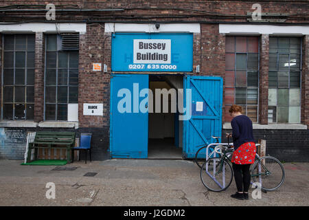 Die Bussey Gebäude in Peckham in der Nähe von Roggen Lane. Das Gebäude beherbergt Ateliers und ein Kino auf der Dachterrasse. Fotografien aus Roggen Lane in Peckham in Stockfoto