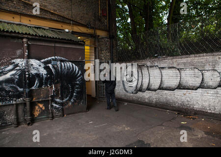 Die Bussey Gebäude in Peckham in der Nähe von Roggen Lane. Das Gebäude beherbergt Ateliers und ein Kino auf der Dachterrasse. Fotografien aus Roggen Lane in Peckham in Stockfoto