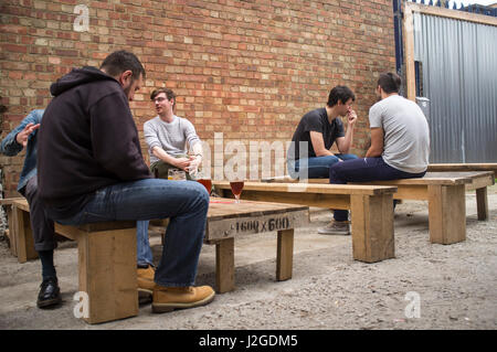 Der Backstein-Brauerei, die ihre eigene maßgeschneiderte Bier macht. Es hat eine Sitzecke außerhalb für warme Tage. Fotografien aus Roggen Lane in Peckham im Süden Lon Stockfoto