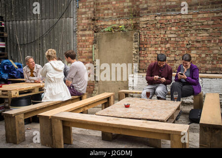 Der Backstein-Brauerei, die ihre eigene maßgeschneiderte Bier macht. Es hat eine Sitzecke außerhalb für warme Tage. Fotografien aus Roggen Lane in Peckham im Süden Lon Stockfoto