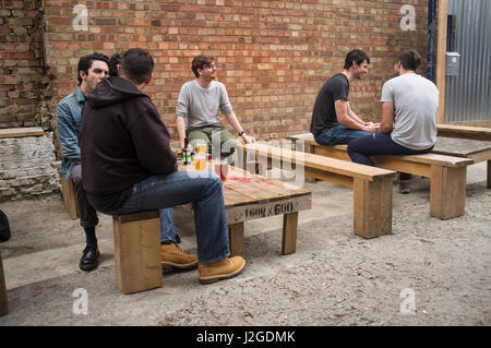 Der Backstein-Brauerei, die ihre eigene maßgeschneiderte Bier macht. Es hat eine Sitzecke außerhalb für warme Tage. Fotografien aus Roggen Lane in Peckham im Süden Lon Stockfoto