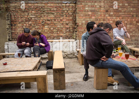 Der Backstein-Brauerei, die ihre eigene maßgeschneiderte Bier macht. Es hat eine Sitzecke außerhalb für warme Tage. Fotografien aus Roggen Lane in Peckham im Süden Lon Stockfoto