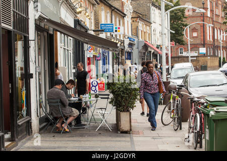 Fotografien von Bellenden Road in Peckham in Südlondon. Bellenden Road ist eine Straße mit hohen Niveaus von Gentrifizierung in Peckham. Immobilienpreise Stockfoto