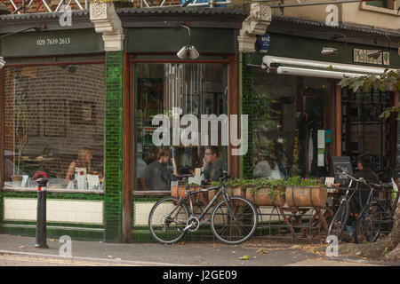 Fotografien von Bellenden Road in Peckham in Südlondon. Bellenden Road ist eine Straße mit hohen Niveaus von Gentrifizierung in Peckham. Immobilienpreise Stockfoto