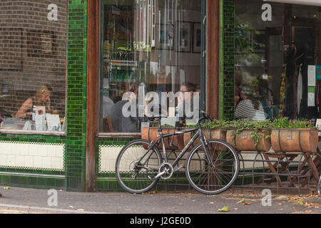 Fotografien von Bellenden Road in Peckham in Südlondon. Bellenden Road ist eine Straße mit hohen Niveaus von Gentrifizierung in Peckham. Immobilienpreise Stockfoto