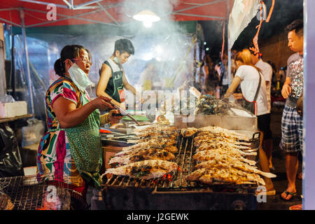 CHIANG MAI, THAILAND - 27 AUGUST: Food Vendor kocht Fisch und Meeresfrüchte am Samstag Nachtmarkt (Walking Street) am 27. August 2016 in Chiang Mai, T Stockfoto