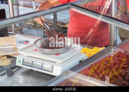 GEORGE TOWN, MALAYSIA - 23 März: Frau wiegen Chinesisch getrocknet Schweinefleisch auf dem Straßenmarkt am 23. März 2016 auf George Town, Malaysia. Stockfoto