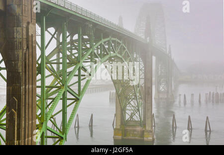 USA, Oregon. Yaquina Bay Bridge im Nebel. Kredit als: Jean Carter / Jaynes Galerie / DanitaDelimont.com Stockfoto