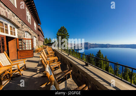 Einladenden Liegestühlen in der Lodge genießen Sie den Ausblick in Crater Lake Nationalpark, Oregon, USA (großformatige Größen erhältlich) Stockfoto