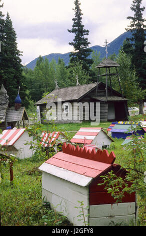 Historischen Log-Kapelle in sitzt unter gemaltes Haus Grabsteine an der Sankt Nikolaus Russisch-orthodoxe Kirche und Friedhof von Eklutna Historical Park, befindet sich in den Heimatländern der Athabaskan Indianer. Eklutna Alaska Stockfoto