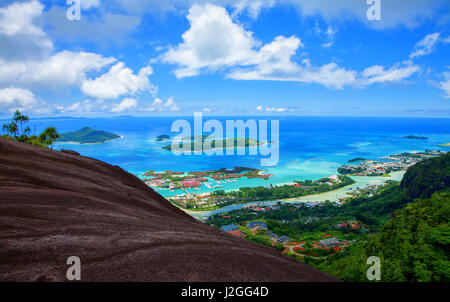 Insel Mahé mit Sainte Anne Marine National Park, Republik der Seychellen. Die Hauptstadt Victoria mit Insel Eden im Vordergrund. Sainte Anne Marin Stockfoto