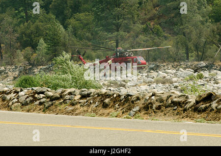 USA, California, El Portal, S-64 Skycrane Hubschrauber nehmen Wasser aus Merced River gegen Waldbrand Stockfoto