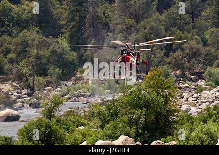 USA, California, El Portal, S-64 Skycrane Hubschrauber nehmen Wasser aus Merced River gegen Waldbrand Stockfoto