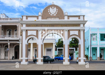 Triumphbogen in Jose Marti Park, UNESCO-Welterbe wichtigsten Platz von Cienfuegos, Kuba Stockfoto