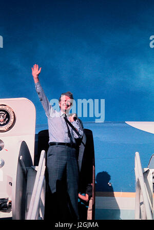 Präsident Jimmy Carter Wellen vom oberen Ende der Treppe, Air Force One in Fresno, Kalifornien am 18. Mai 1977 (großformatige Größen erhältlich) Stockfoto