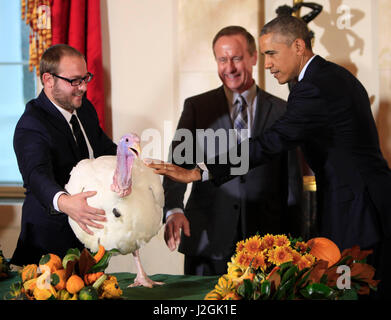 Obama entschuldigt Thanksgiving Türkei 2014. Die beiden Männer, die Handhabung der Türkei Name Käse sind Cole Cooper (links) und Gary Cooper Präsident der türkischen National Federation (rechts) Foto von Stockfoto