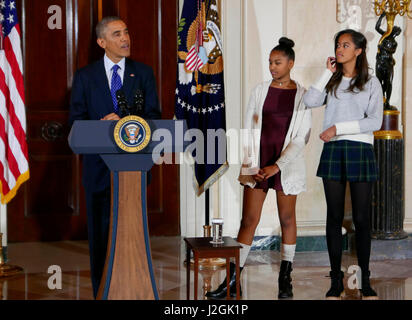 Obama entschuldigt Thanksgiving Türkei 2014. Präsident Obama mit seinen Töchtern Sasha (links) und Malia (rechts) sind die beiden Männer, die Handhabung der Türkei Name Käse Cole Cooper (links) und Gary Cooper Präsident der türkischen nationalen Verband Stockfoto