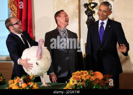 Obama entschuldigt Thanksgiving Türkei 2014. Präsident Obama mit den Töchtern Sasha (links) und Malia (rechts) sind die beiden Männer, die Handhabung der Türkei Name Käse Cole Cooper (links) und Gary Cooper Präsident der nationalen türkischen Föderation (rechts) Stockfoto