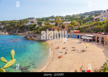 CALELLA DE PALAFRUGELL, Spanien – Juni 7: Calella de Palafrugell ist ein traditionelles weiß getünchten Fischerdorf und ein beliebtes Reise- und Urlaub destinati Stockfoto