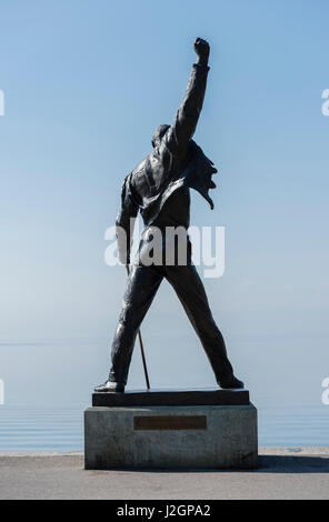 Die Statue von Freddie Mercury, verstorbenen Sängers der UK-Rock-Band Queen, am Seeufer des Genfer Sees in Montreux, Schweiz am 17. März 2017. Stockfoto