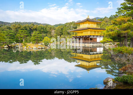 Kyoto, Japan - 31. Dezember 2015: Kinkakuji Tempel (dem Goldenen Pavillon) in Kyoto, Japan Stockfoto