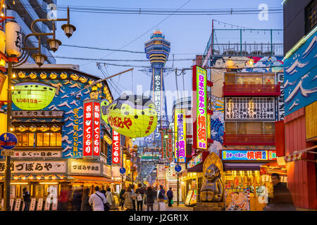 Osaka, Japan - 4. Januar 2016: Tsutenkaku Tower im Shinsekai Bezirk von Osaka, Japan. Stockfoto