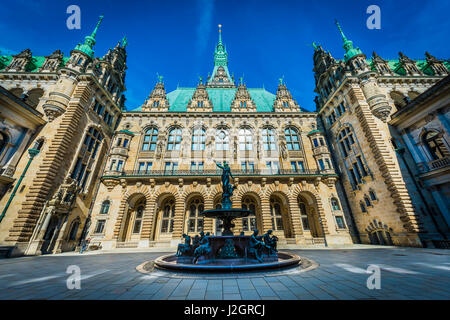 Hamburger Rathaus Innenhof und Hygieia-Brunnen in Deutschland Stockfoto