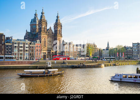 Amsterdam, Niederlande - 12. April 2016: Ansicht von Amsterdam Stadt mit dem Kanal in den Niederlanden. Stockfoto