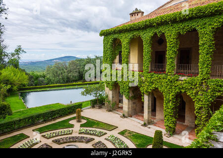 CUACOS DE YUSTE, Spanien - 14. Mai 2016: Garten des Klosters von Yuste, Extremadura, Spanien. 1556 Karl v., Kaiser des Heiligen Römischen Reiches im Ruhestand, die Monas Stockfoto