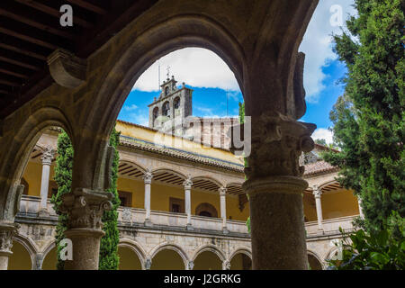 CUACOS DE YUSTE, Spanien - 14. Mai 2016: Kreuzgang des Klosters von Yuste, Extremadura, Spanien. 1556 Karl v., Kaiser des Heiligen Römischen Reiches im Ruhestand, der Mo Stockfoto