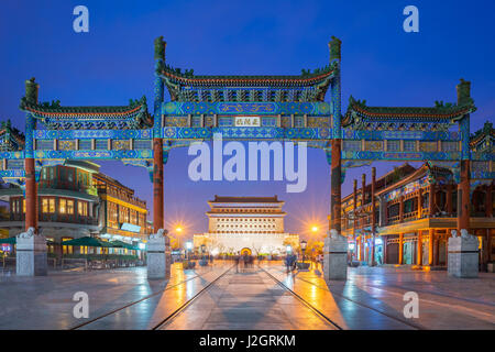 Zhengyang-Tor, Qianmen Straße in Peking, China. Stockfoto