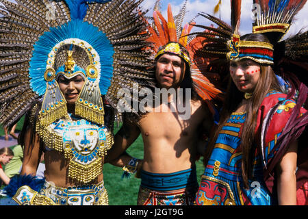 Zwei aztekischen Frauen und ein Mann gekleidet in herrliche traditionelle aztekische Insignien und Kopfschmuck darstellen, während ein zeremonieller Tanz-Präsentation. Stockfoto