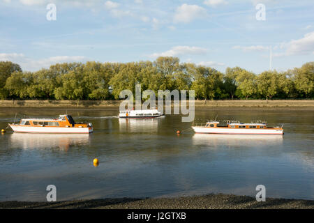Das Ufer bei Putney gegen Fulham Palace suchen auf der Nordseite der Themse, London, SW15, Großbritannien Stockfoto