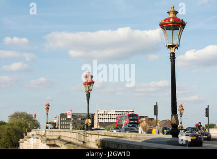 Viktorianischen Straßenlampen auf Putney Bridge, London, SW15, UK Stockfoto