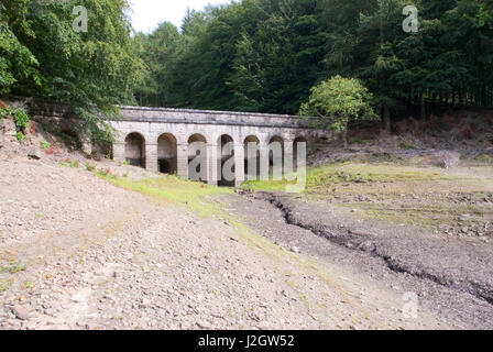 DERBYSHIRE UK - 24. Aug: Derwent Reservoir Brücke links hoch und trocken auf 24. August 2014 am unteren Derwent Vorratsbehälter, Peak District, UK Stockfoto