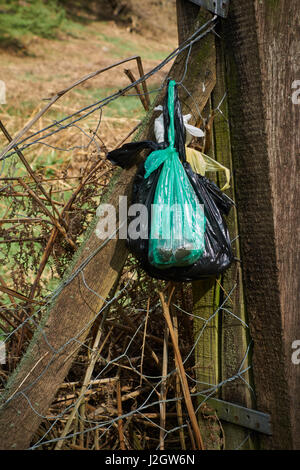 Müllbeutel Hund links seitlich der Fußweg auf Cannock Chase. Staffordshire. UK Stockfoto