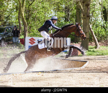 BURNHAM MARKET, NORFOLK/ENGLAND - 15. April 2017: Burnham Markt International Horse Trials 2017 cross Country Veranstaltung Alexander Bragg Stockfoto