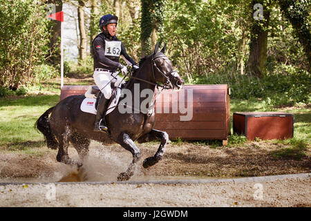 BURNHAM MARKET, NORFOLK/ENGLAND - 15. April 2017: Burnham Markt International Horse Trials 2017 Oliver Townend cross Country event Stockfoto