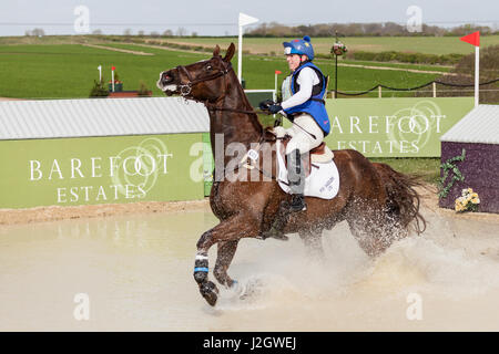 BURNHAM MARKET, NORFOLK/ENGLAND - 15. April 2017: Burnham Markt International Horse Trials 2017 Sophie Platt cross Country event Stockfoto