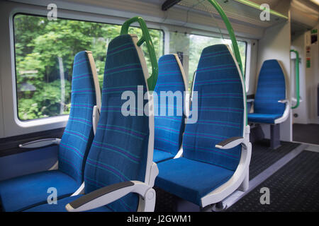 Vorortbahn blau sitzt innen express Stockfoto