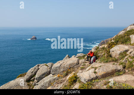 Kap FINISTERRE, Galicien, Spanien - 27. März - A Pilger ruht am endgültigen Bestimmungsort auf dem Jakobsweg. Stockfoto