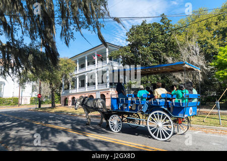 USA, South Carolina, Beaufort, Maxcy Rhett Haus, Touristen Sehenswürdigkeiten in Pferdegespann (großformatige Größen erhältlich) Stockfoto