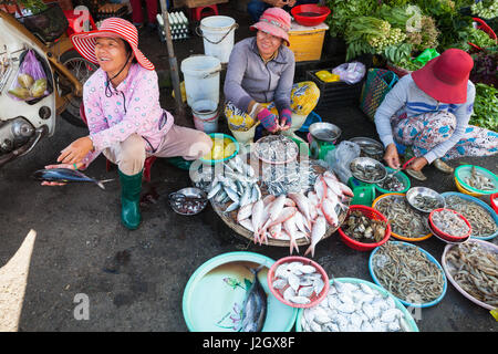 NHA TRANG, VIETNAM - 20 Januar: Frauen sind Meeresfrüchte auf dem nassen Markt am 20. Januar 2016 in Nha Trang, Vietnam zu verkaufen. Stockfoto