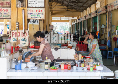 NHA TRANG, VIETNAM - 20 Januar: Vietnamesisch style Food-Court auf dem Xom Moi Markt in Nha Trang am 20. Januar 2016 in Nha Trang, Vietnam. Stockfoto