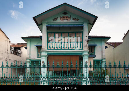 GEORGE TOWN, MALAYSIA - März 22: Fassade der alten historischen Shophouse in Georgetown am 22. März 2016 in George Town, Malaysia. Stockfoto